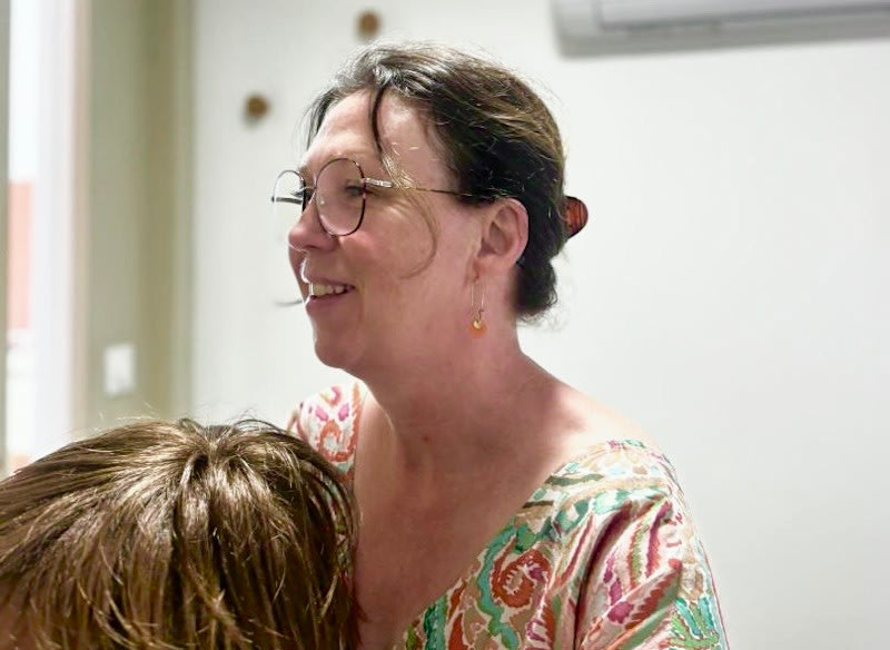 Coiffeuse au travail dans l'espace Symbioz, Pays de Retz